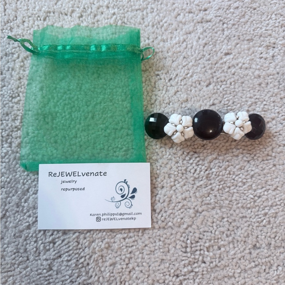 NWT hair barrette